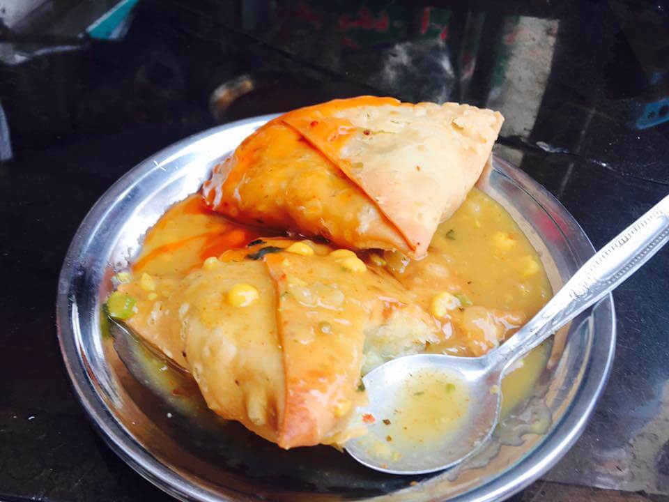 samosa cholay food in lahore pakistan